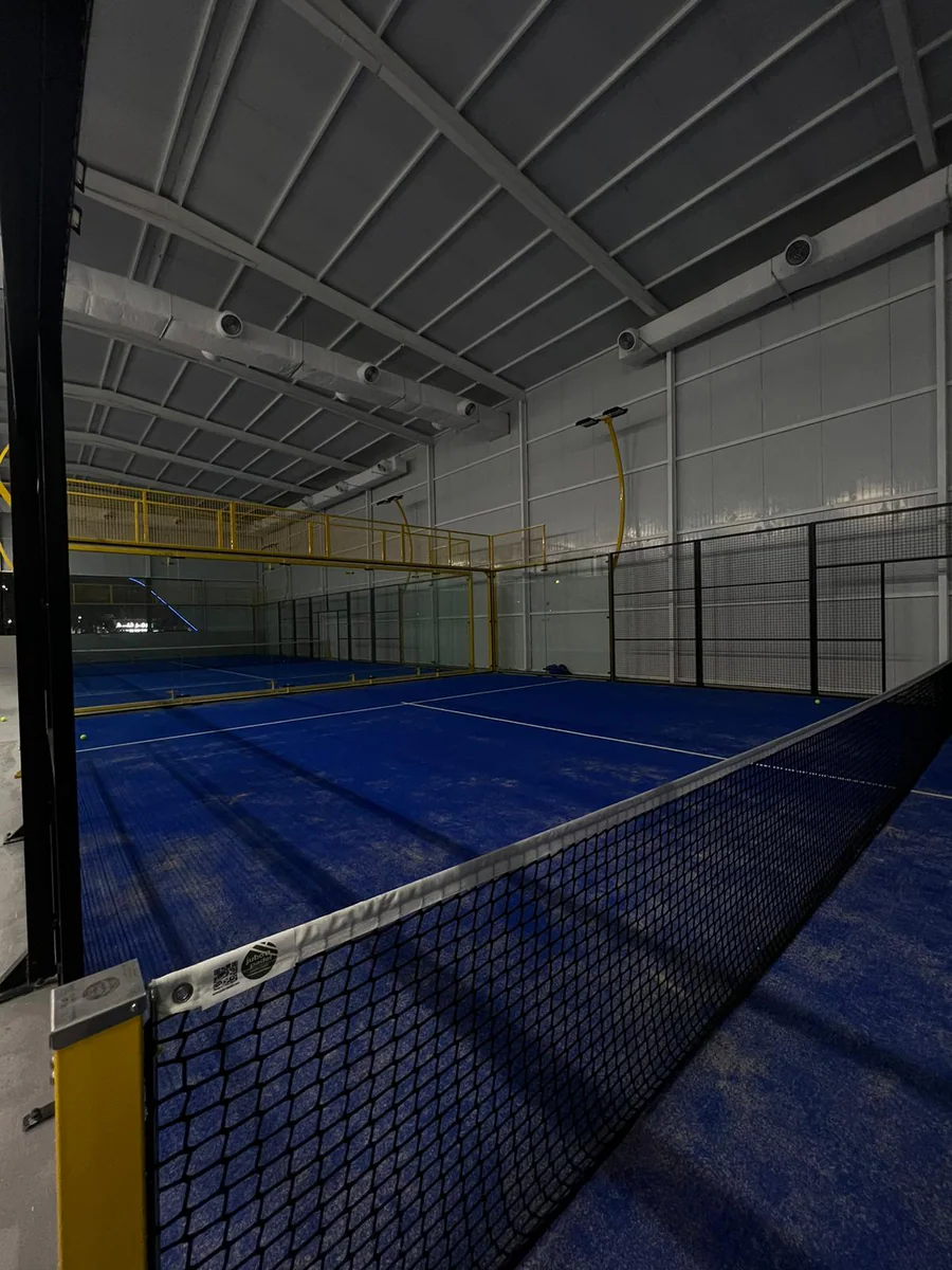 Low angle along the net of a blue court
